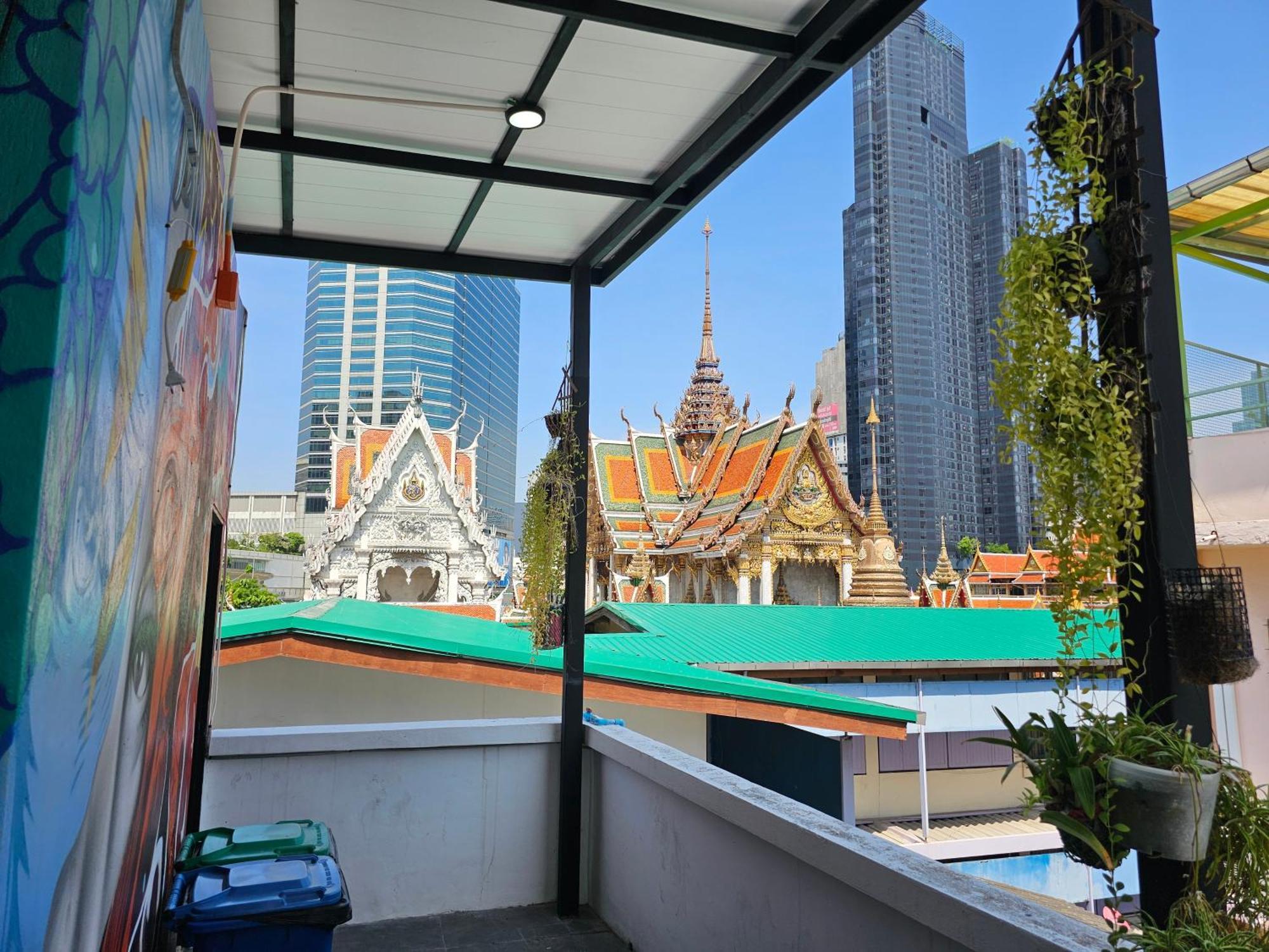 Urban Jungle Hostel Bangkok Exterior foto
